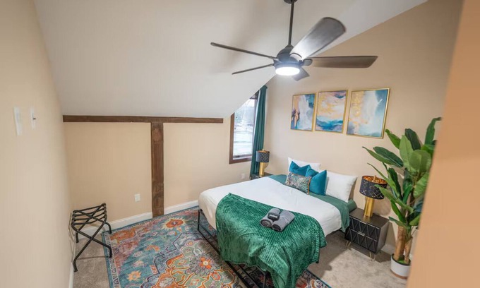 Warrendale Casa | Charming 2-bedroom apartment in terrific Warrendale with AC