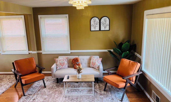 Northeast Casa | Charming 2-bedroom and 1 bathroom townhome in welcoming Washington with AC