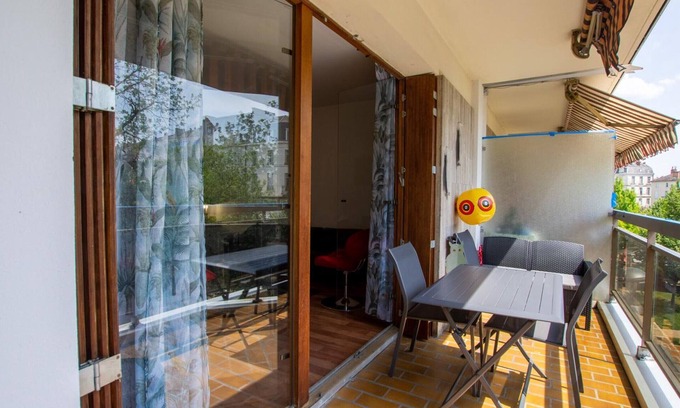 Perigueux Apartamento | Apartamento céntrico en Périgueux con balcón, cocina equipada y Wi-Fi