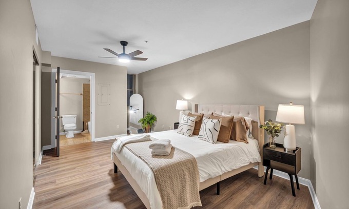 Ohio City Apartamento | Charming 2-bedroom apartment, City-Life, Free Parking, 24/7 Hour Gym