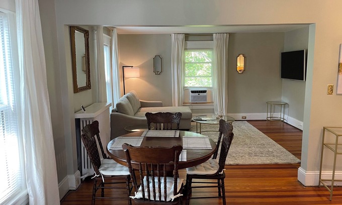 Lexington Apartamento | Charming 2-bedroom apartment with short walk to downtown and Universities