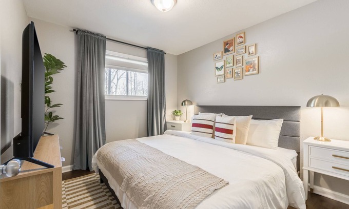 Riverside Apartamento | Charming 2-bedroom apt in quiet Riverside in between airport and Kansas City