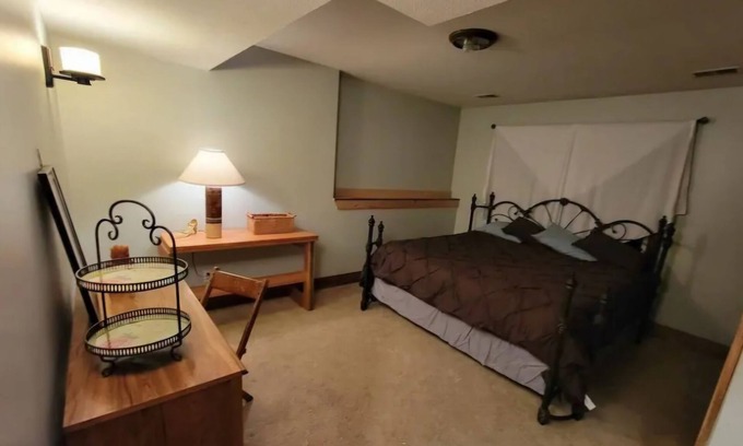 Hastings Apartamento | Charming 2-bedroom apartment with outdoor hot tub in rural area, private yard.