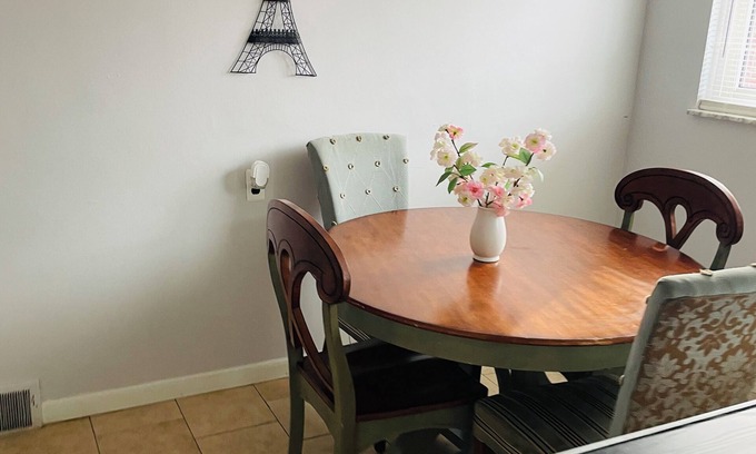 Oak Park Apartamento | Charming 2-bedroom apartment with WiFi, AC in Oak Park