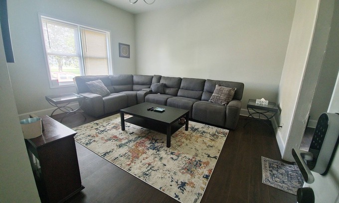 St. Louis Apartamento | Charming 2-bedroom apartment in St. Louis with AC, WiFi, & in-unit laundry!