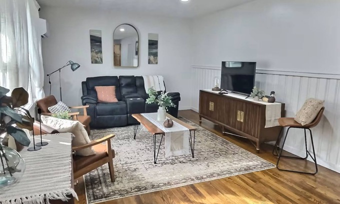Blackberry Apartamento | Charming 2-bedroom apartment with WiFi, AC minutes from Philpott Lake