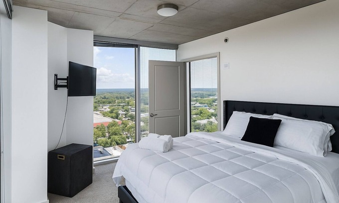 Downtown Apartamento | Charming 2-bedroom apartment in delightful Raleigh with AC, fitness room