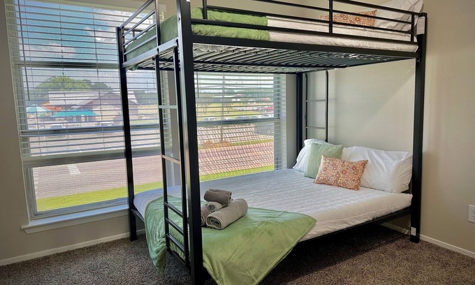 Sherman Apartamento | Charming 2-bedroom apartment with AC, washer/dryer, WiFi in Sherman and pool