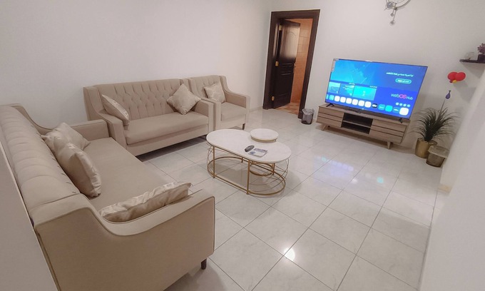 Dammam Apartamento | Charming 2-bedroom apartment in marvelous Dammam with WiFi, AC