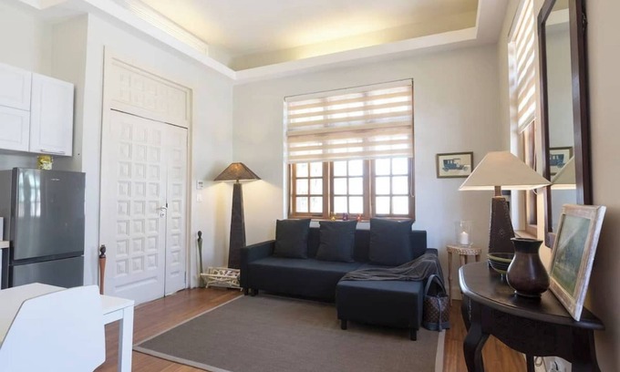 Labone Cama Y Desayuno | Charming 2-bedroom B&B with WiFi, AC in delightful Osu