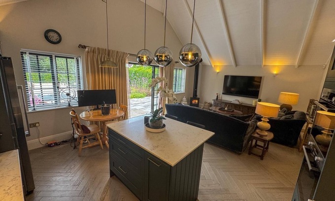 Fetcham Casa | Charming 2-bedroom bungalow in delightful Fetcham with fitness room