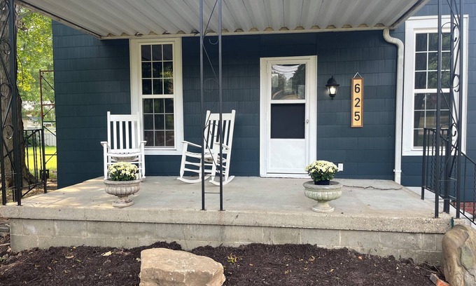 Olney Casa | Charming 2-bedroom bungalow plus Murphy bed, office and outdoor space.