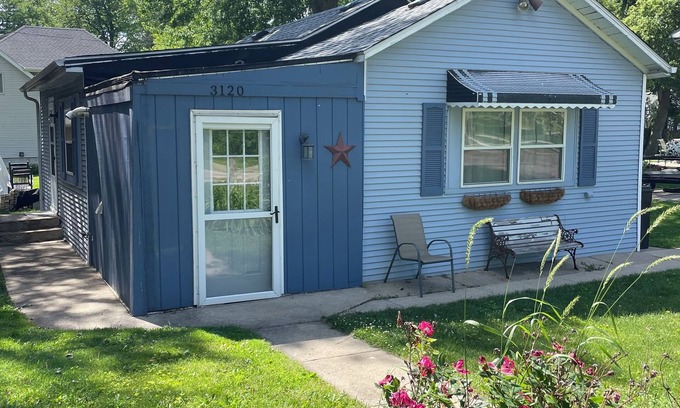 Browns Lake Cabaña | Charming 2-bedroom cottage with parking in Burlington. Access to private beach!