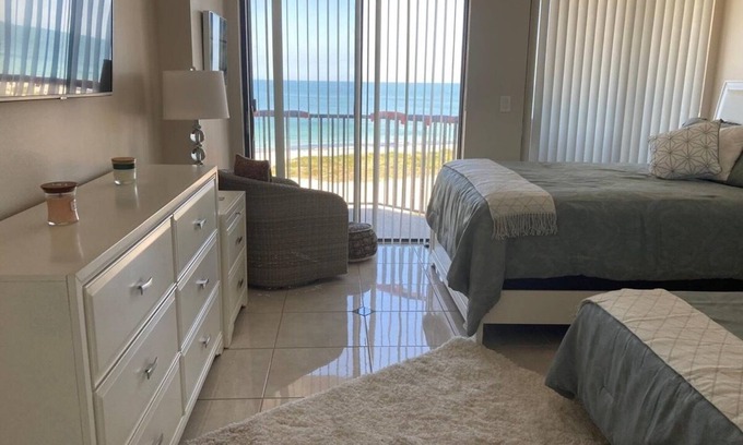 Feather Sound Condominio | Charming 2-bedroom condo with Ocean View, AC, WiFi in gorgeous Clearwater