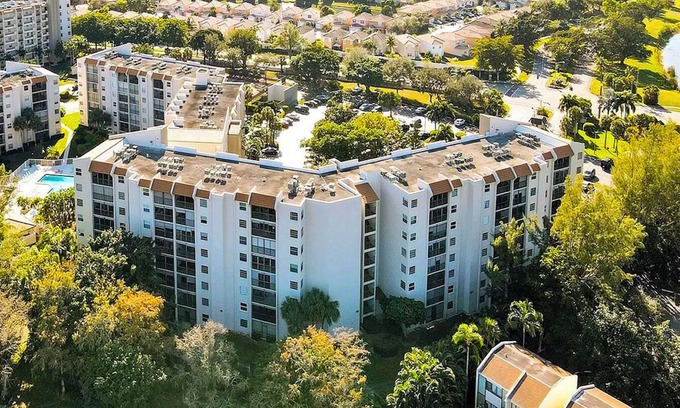 Inverrary Condominio | Charming 2-bedroom condo with AC, fitness, jacuzzi swimming pool.