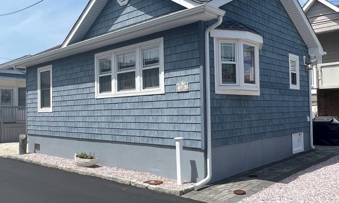 Ocean Beach III Cabaña | Charming 2-bedroom cottage with WiFi, AC in Lavallette
