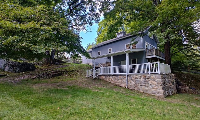 New Canaan Cabaña | Charming 2 Bedroom Cottage in Peaceful New Canaan