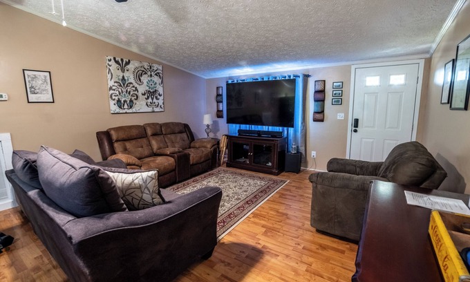 Smithville Cabaña | Charming 2-bedroom cottage with WiFi, AC in welcoming Smithville