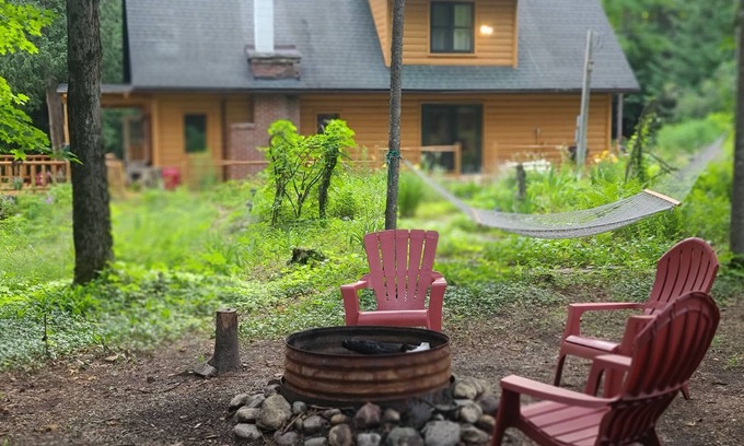 Vanderbilt Cabina | Charming 2-bedroom cabin in delightful Vanderbilt with WiFi, AC