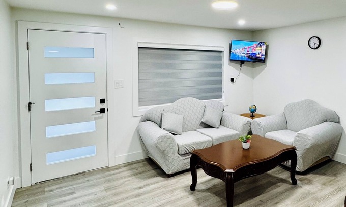 Abbotsford Casa | Charming 2-bedroom house with WiFi, AC in fabulous Abbotsford