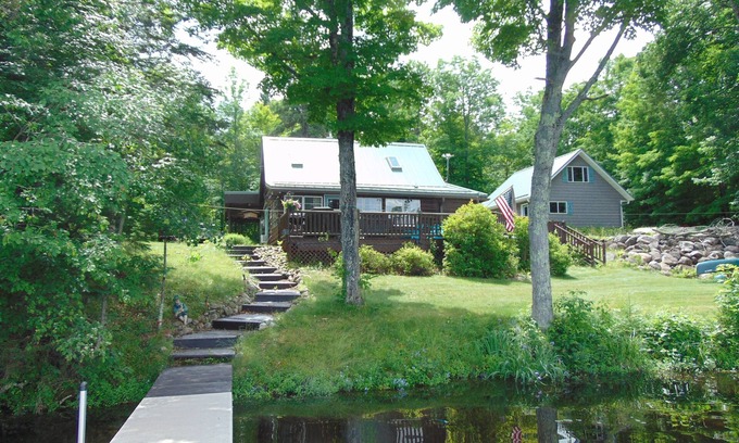 Florence Cabina | Charming 2-bedroom cabin with WiFi on beautiful Patten Lake
