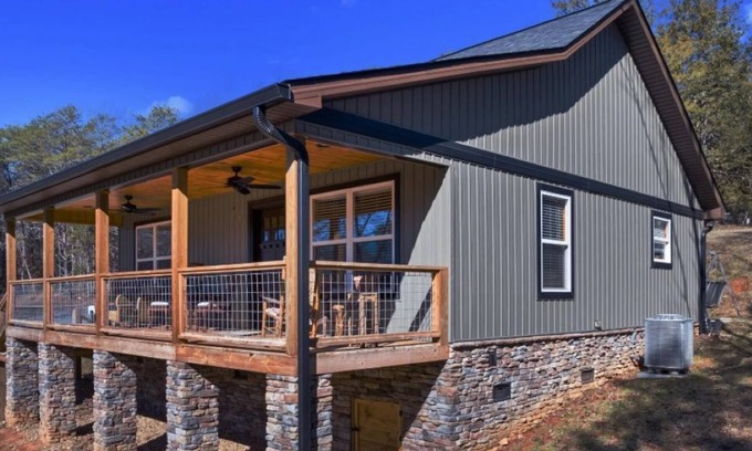 Tazewell Cabina | Charming 2-bedroom cabin located on the Clinch River in Tazewell, TN