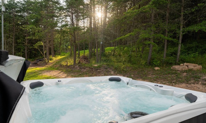 Westport Cabina | Charming 2-bedroom cabin with Hot Tub, Wi-Fi, AC in Westport