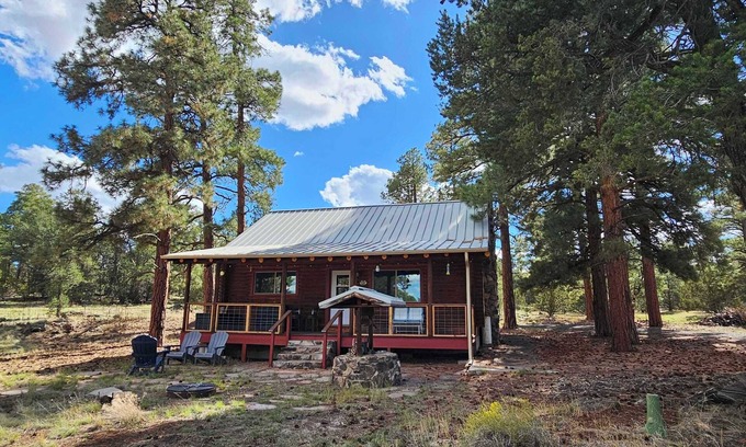 Williams Cabina | Charming 2-bedroom cabin with WiFi, AC in Williams, AZ nestled on 18 acres
