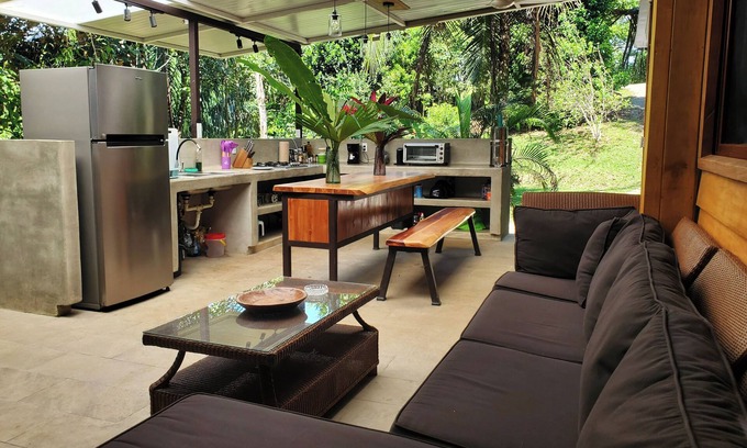 Golfito Cabina | Charming 2-bedroom cabin with WiFi, AC in lovely Pavones
