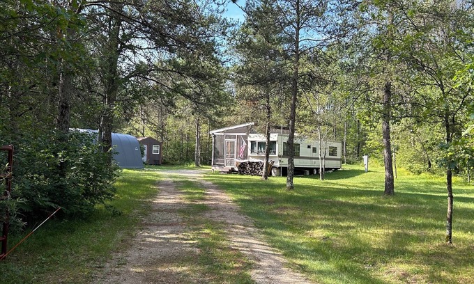 Crivitz Cabina | Charming 2-bedroom cabin with screened in outdoor living space in serene Crivitz
