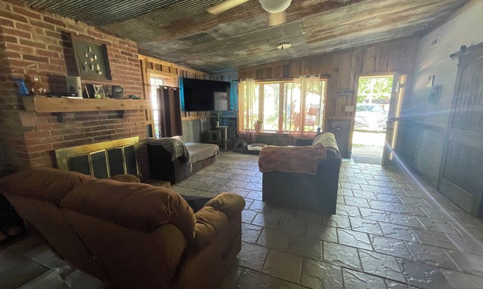 Mount Sterling Cabina | Charming 2-bedroom cabin on Gasconade river with AC, WiFi, and river access.