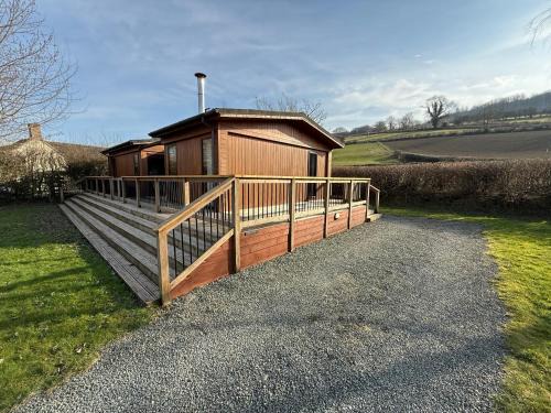 Hopton Castle Casa | Charming 2 bedroom Cabin In the Shropshire Countryside with Fantastic Views