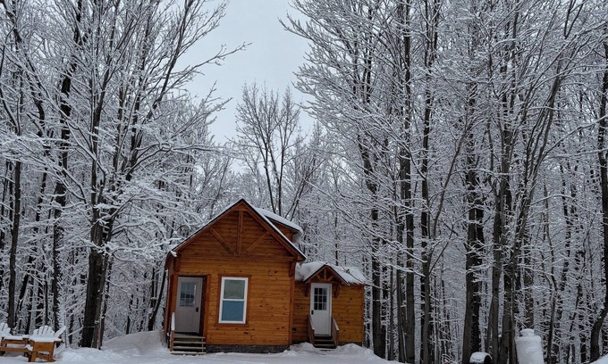 North Bangor Cabina | Charming 2-bedroom cabin with WiFi in North Bangor, NY.