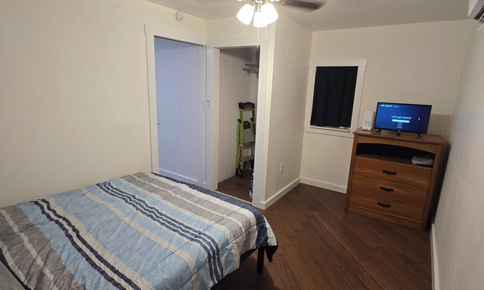 Cumby Cabina | Charming 2-bedroom cabin with all essential living necessities on 10 acres-Cumby