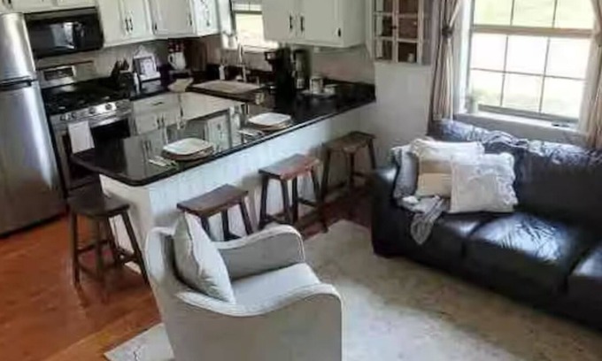 Royal Cabina | Charming 2-bedroom cabin with WiFi, fire pit, AC, pets welcome in quaint Royal