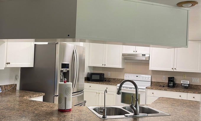 Bearss Plaza Chalet De Esquí | Charming 2-bedroom chalet with WiFi, AC in lovely Tampa