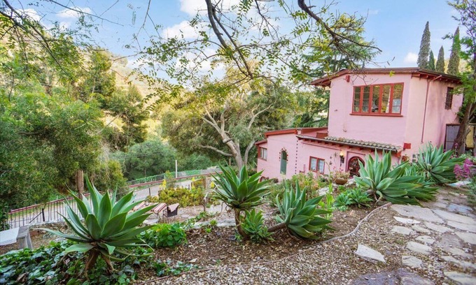 Topanga Casa | Charming 2-bedroom chateau with WiFi, fitness room in Topanga