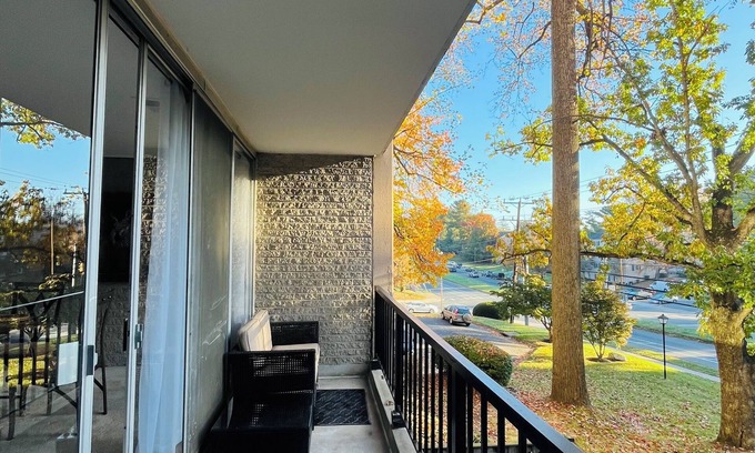 Annandale Condominio | Charming 2-bedroom condo with WiFi, AC in peaceful Annandale