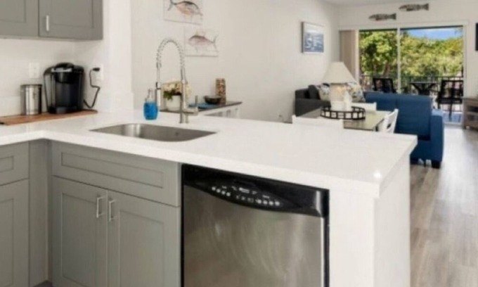 Rock Harbor Condominio | Charming 2-bedroom condo located in the enchanting Landings of Largo