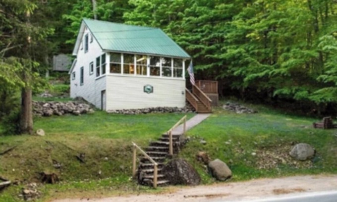 Old Forge Cabaña | Charming 2-bedroom cottage within walking distance of the lake and all the shops