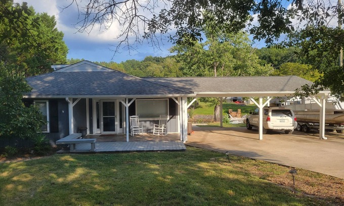 Rock Hill Cabaña | Charming 2-bedroom cottage in Rock Hill on Lake Wylie