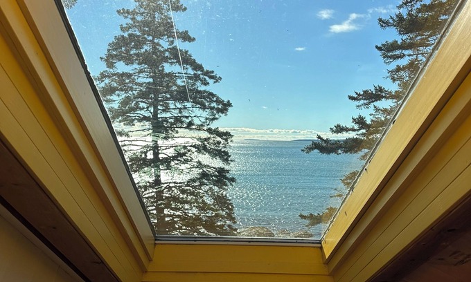 Spruce Head Cabaña | Charming 2-bedroom cottage on the ocean with private beach & pool