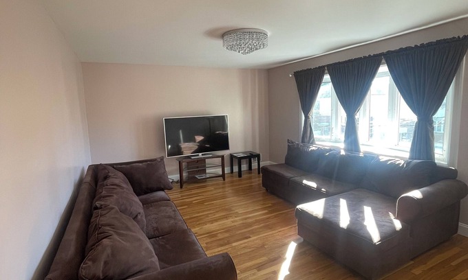 Vauxhall Condominio | Charming 2-bedroom condo, 10 minutes from Newark airport, with private parking.