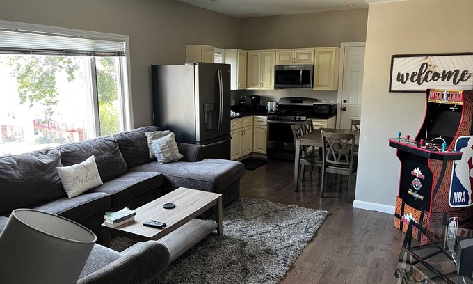 Chelsea Condominio | Charming 2-bedroom condo in delightful Chelsea with WiFi, AC
