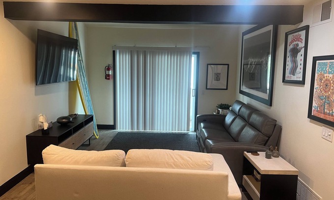 Ventura Condominio | Charming 2-bedroom condo in marvelous Ventura California.