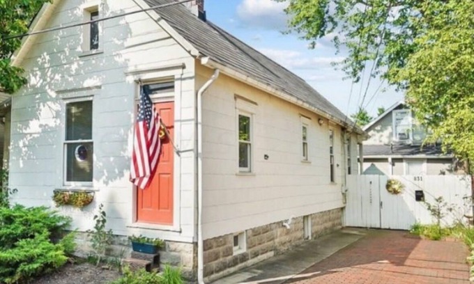 Downtown Columbus Cabaña | Charming 2-bedroom cottage with WiFi, AC, in the heart of German Village