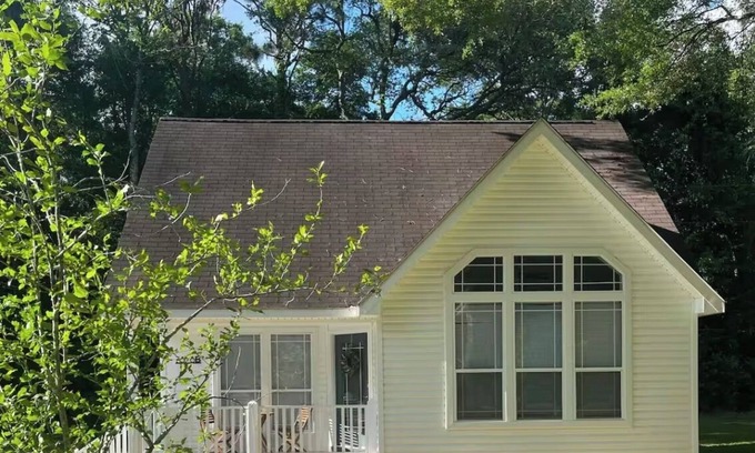 Fairhope Cabaña | Charming 2-Bedroom Cottage Nestled Under Oak Trees