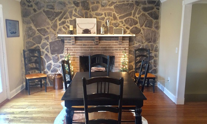Franklin Cabaña | Charming 2-bedroom cottage in Franklin-a home away from home.