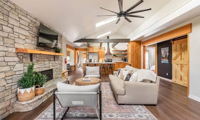 Mariposa Cabaña | Charming 2-bedroom cottage - walkable downtown Mariposa/31 miles to Yosemite