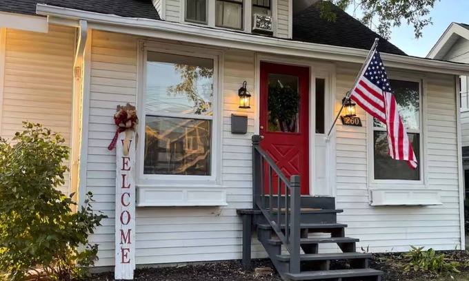 Plymouth Cabaña | Charming 2-bedroom cottage in downtown Plymouth! Walk to restaurants & shops!